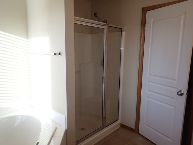 Building Photo - Beautiful 5 Bedroom Puyallup Home