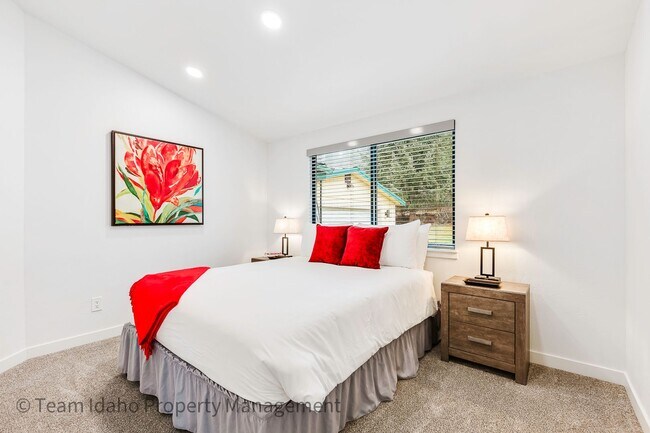 Building Photo - Fully furnished and stocked Single Level H...