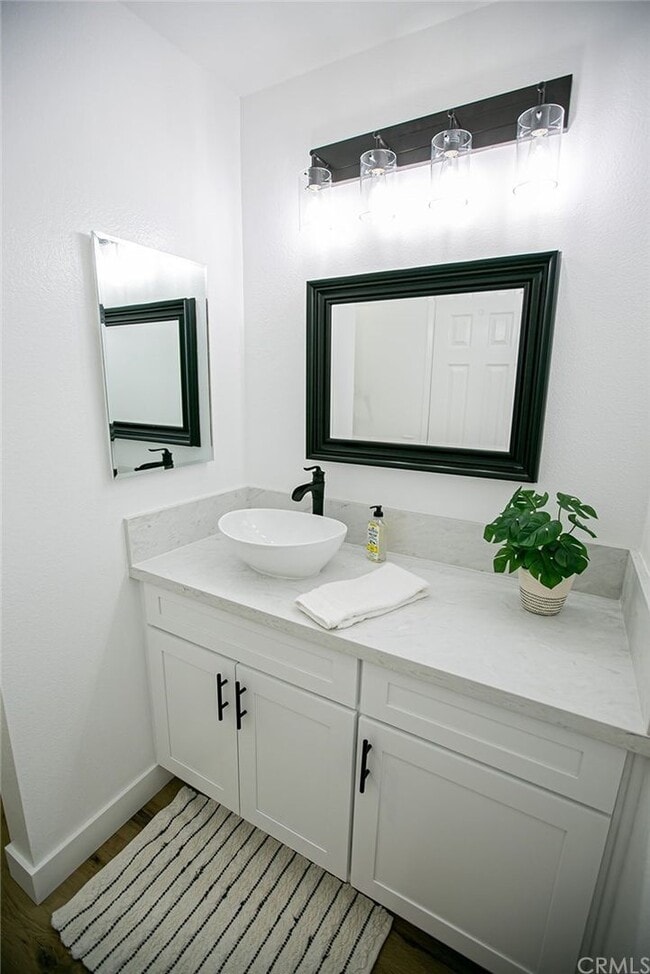 Building Photo - Beautifully Remodeled Single-Story Condo i...