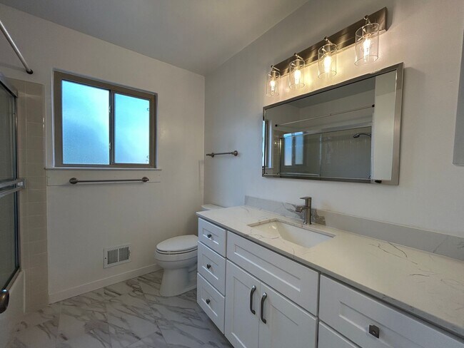 Building Photo - Spacious 4-Bedroom 2.5 Bath Single-Story H...