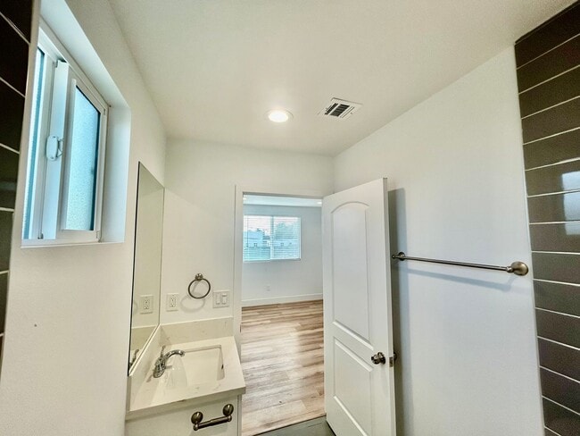 Building Photo - NewB La T 8418
