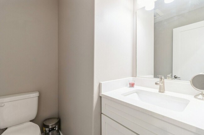 Building Photo - 3BR 2.5bath Townhome Available in Waukee