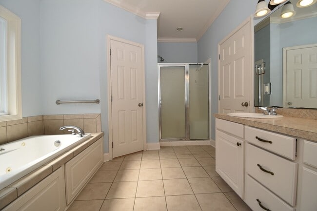 Building Photo - Spacious 3 Bedroom, 2 Bath Home