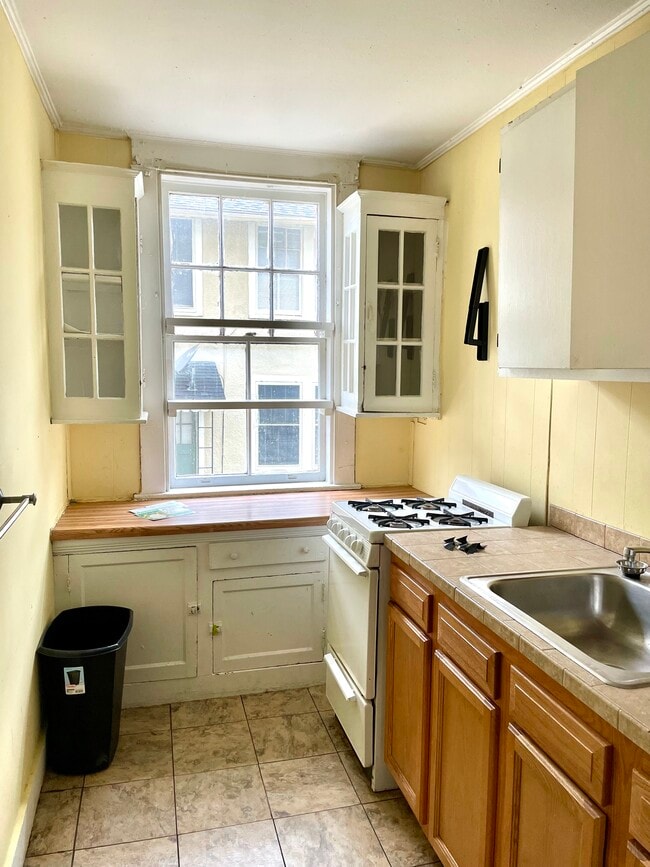 Kitchen - 2324 Calhoun St