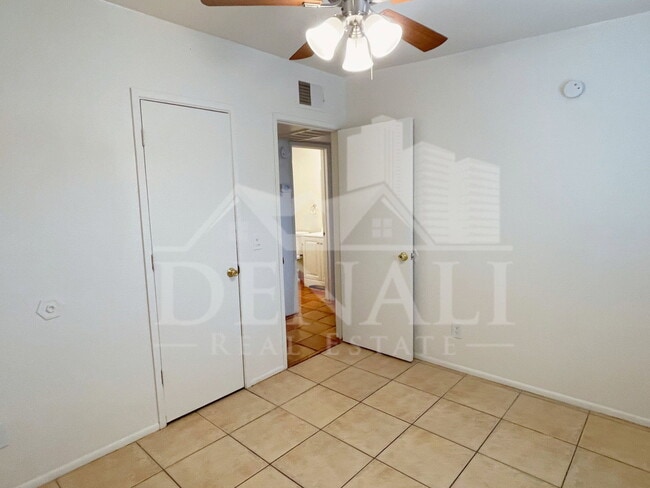 Building Photo - 1404 W Fresno St