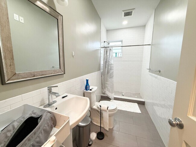 Building Photo - WOW!!!  CENTRAL AIR!  BAY WINDOWS!  ALLSTON 4 BED GEM!