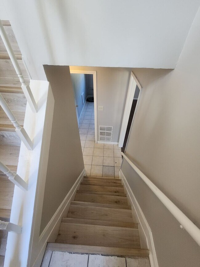 Building Photo - Lovely 4 bedroom 2 full bath bi-level home with large garage