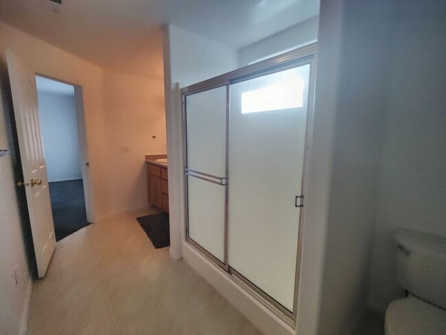 Building Photo - Spacious 3 bedroom 2.5 Bath Townhouse with...