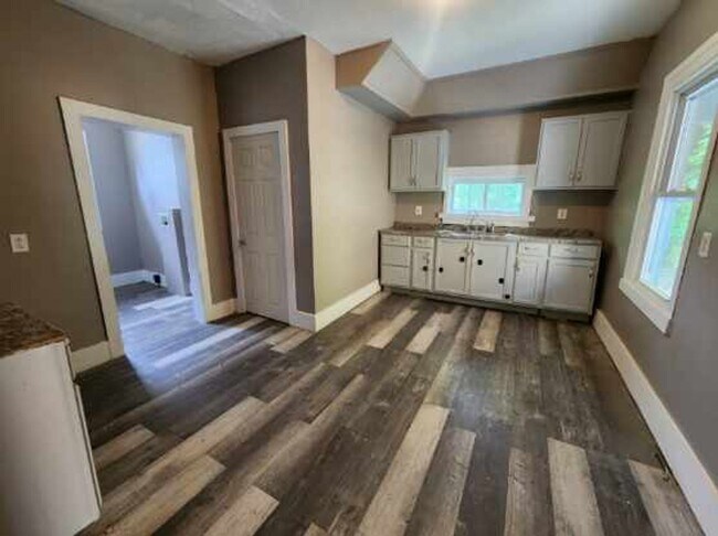 Building Photo - FIVE Bedroom Single Family Home!