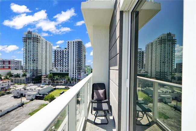 Building Photo - 321 NE 26th St