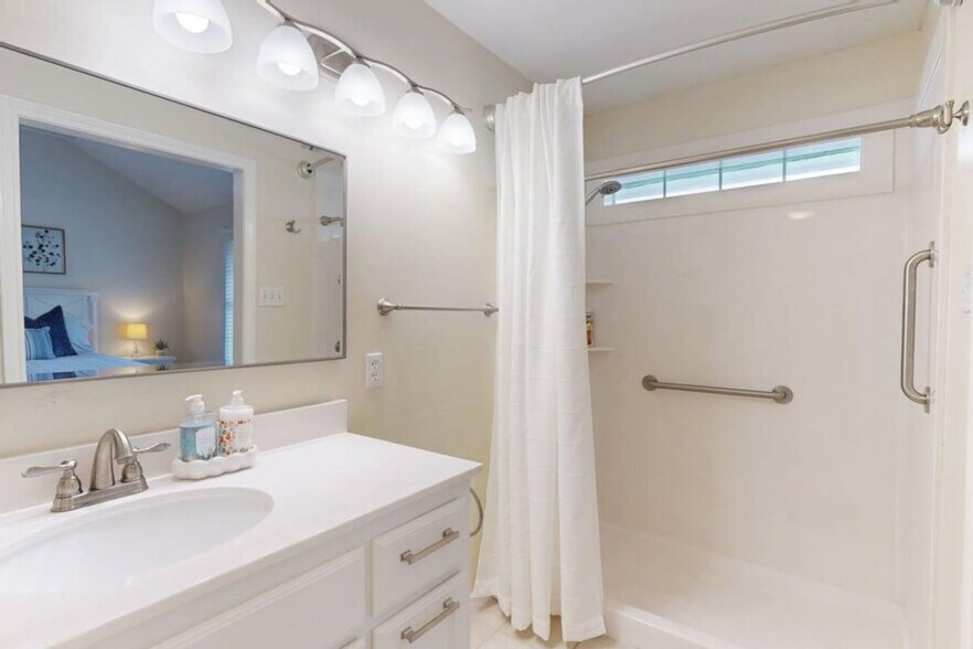 Building Photo - 810 Camellia Ct