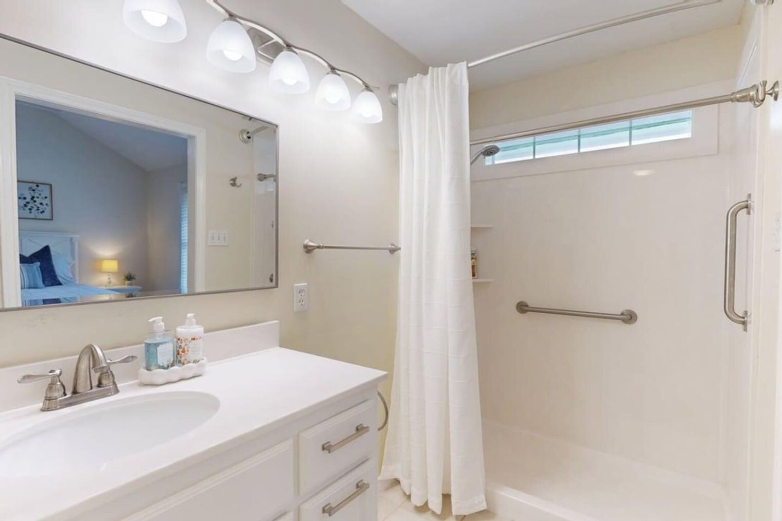 Building Photo - 810 Camellia Ct