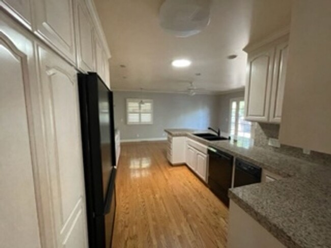 Building Photo - Lovely 2 Bed 2.5 Bath Home - Incredible Pa...