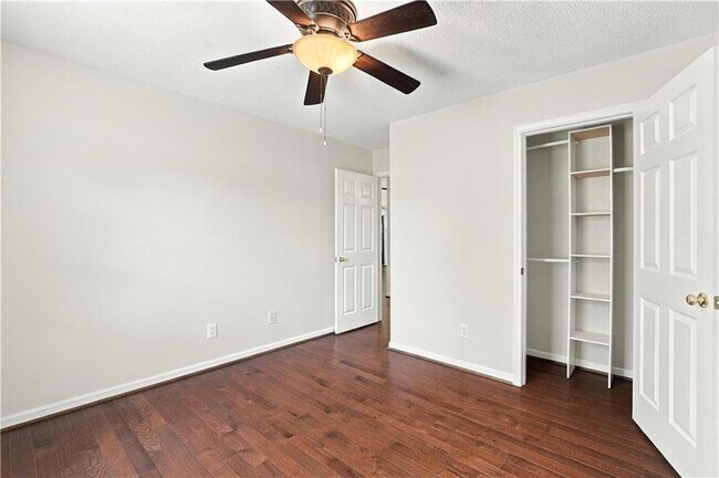 Building Photo - 28 Autumn Ridge Dr