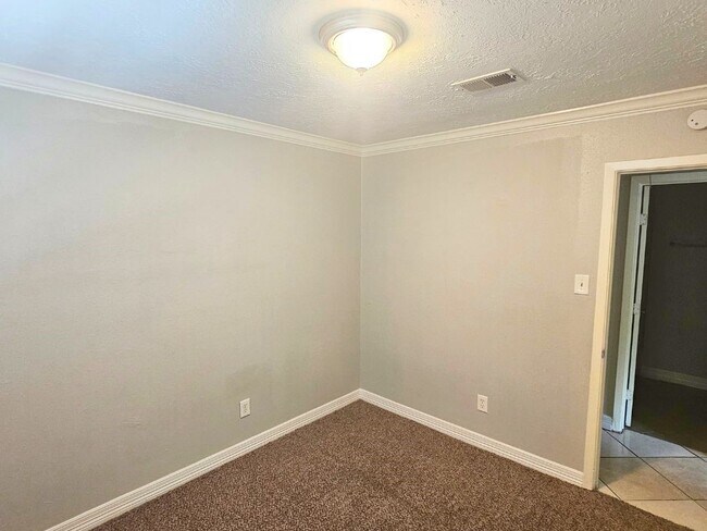 Building Photo - 9526 Golden Wood Ln