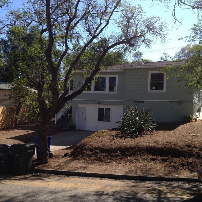 Primary Photo - Beautiful 2bd/1ba Upstairs Duplex with a H...