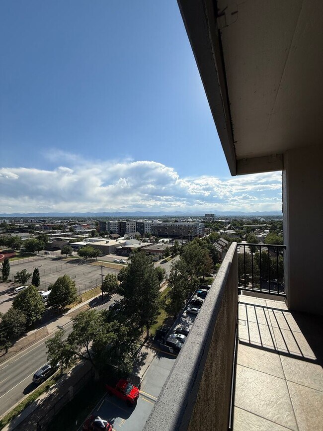 Building Photo - Spacious 1bd/1ba TOP FLOOR CONDO! Availabl...