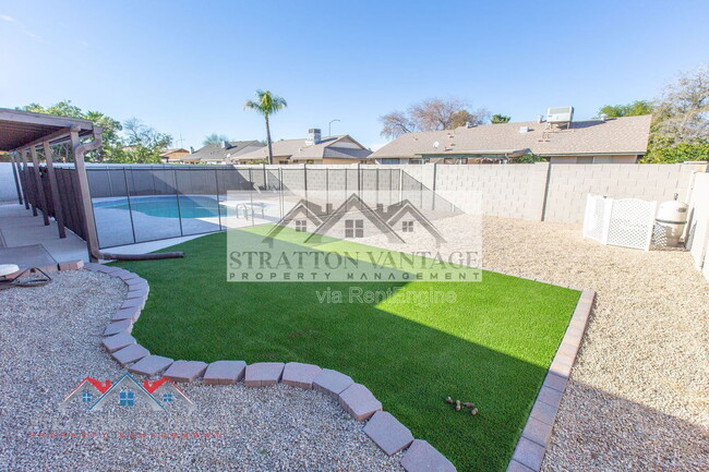 Building Photo - 944 W Meseto Ave