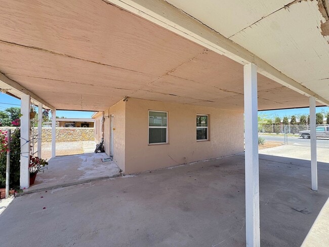 Building Photo - East/Central El Paso 3bed/1bath Refrig A/C with Outdoor Kitchen Oasis!