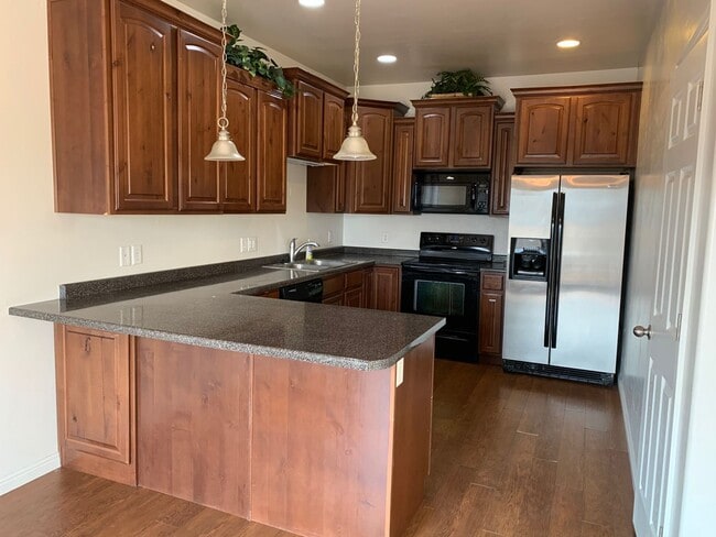 Building Photo - Riverton Townhome with Large Floorplan