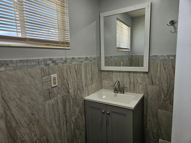 Building Photo - Beautiful 5 Bedroom home in Great Layton Location!