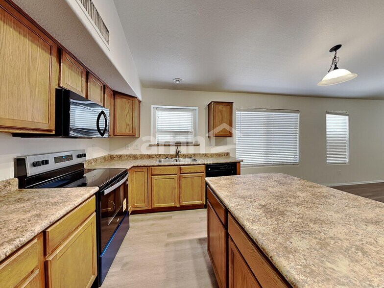 Building Photo - 2220 W Madre Del Oro Dr