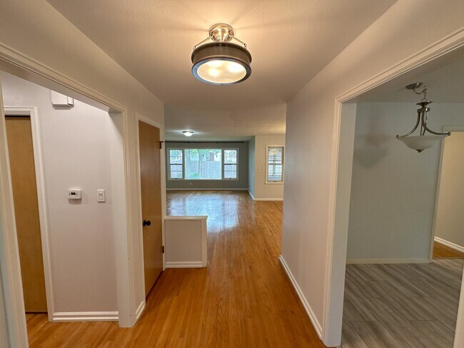 View in main entryway - 5819 Blueridge St