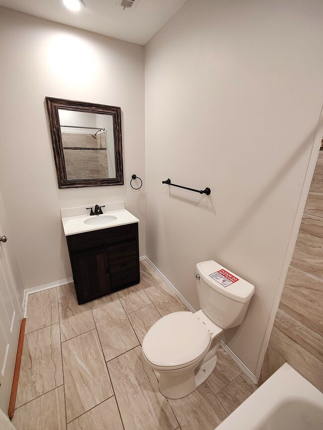 Building Photo - *Recently Updated 2BD/1BA Apartment availa...