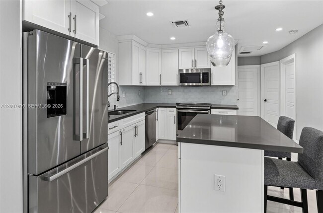 Building Photo - 4865 SW 94th Ave