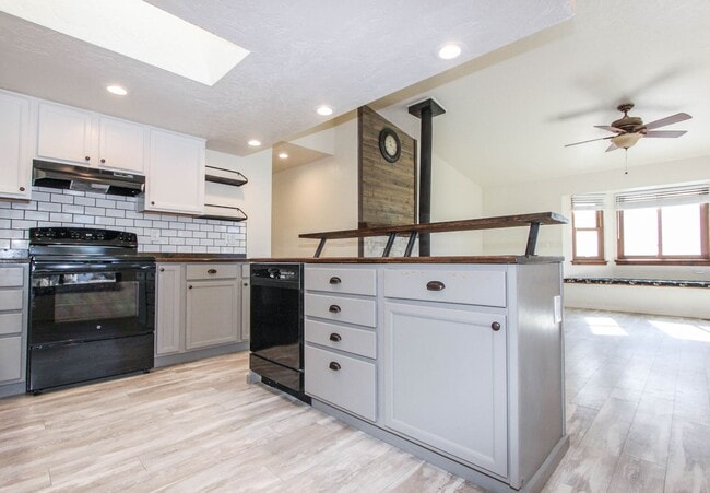 Building Photo - 3 Bedroom 2 bath in Diamond Valley