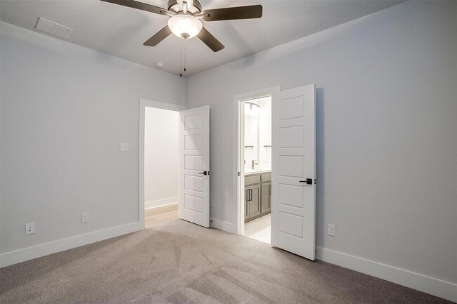Building Photo - Stylish, Upgraded 3-bedroom, 2.5 bathroom ...