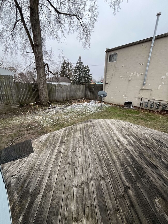 Building Photo - 808 E Lincoln St