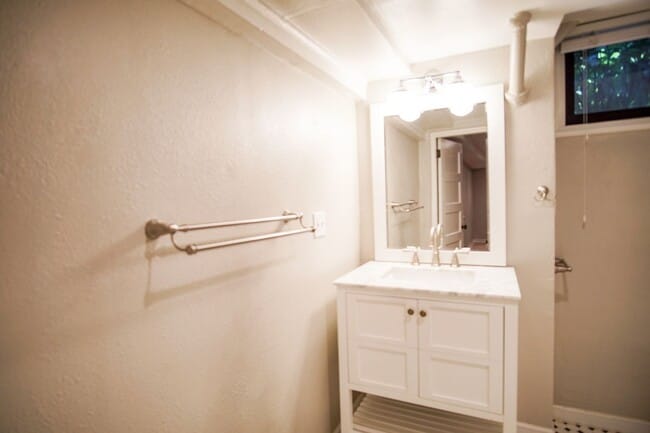 Building Photo - Look and Lease Special! Adorable & Cozy NW 1 Bdr w/Fireplace + Hardwoods!