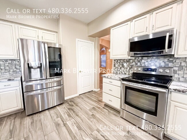 Building Photo - 380 W. Roadrunner Dr.