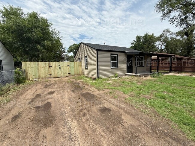 Building Photo - $1350 - 3 bedroom / 1 bathroom - Newly Rem...