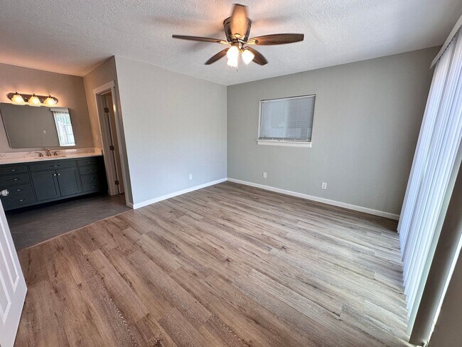Building Photo - 2120 La Veta Dr