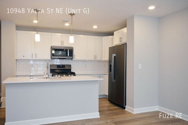 Building Photo - 10948 Yalta St NE