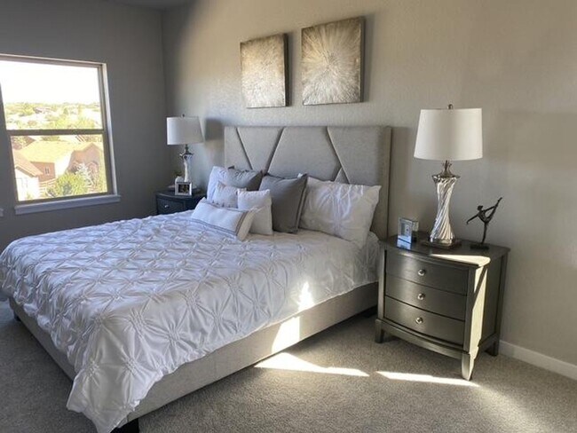 Building Photo - Flying Horse Luxury 4 Bed Townhouse with Mt. Views