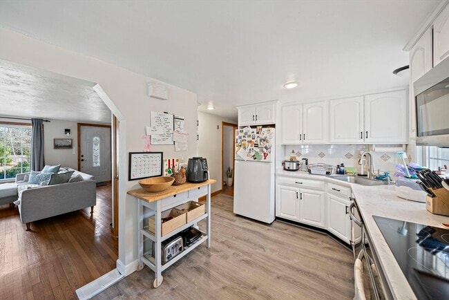 Building Photo - 95 Oriole Rd