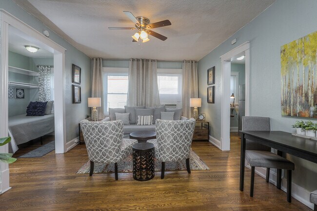 Interior Photo - 3721 Broadway