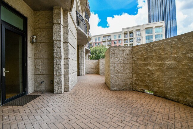Building Photo - 5005 Hidalgo St