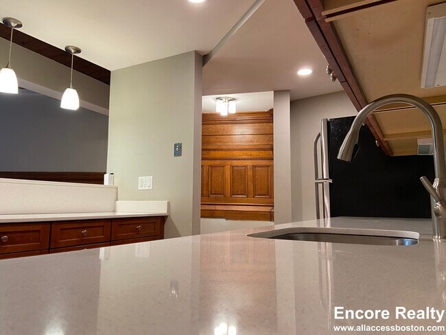 Building Photo - 17 Bow St