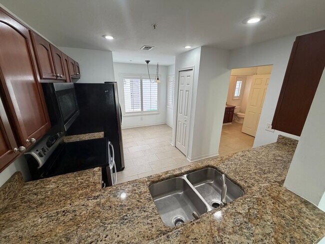 Building Photo - Spacious 3 Bedroom Townhome with Garage in Altamonte Springs