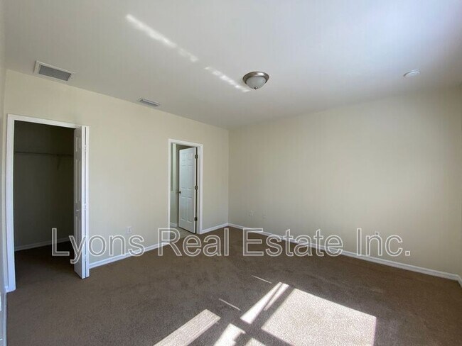 Building Photo - 539 Alexia Ave S