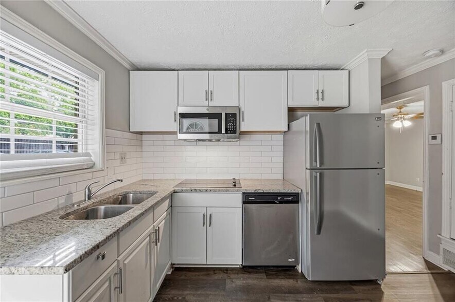 Building Photo - 21 Delmont Dr NE
