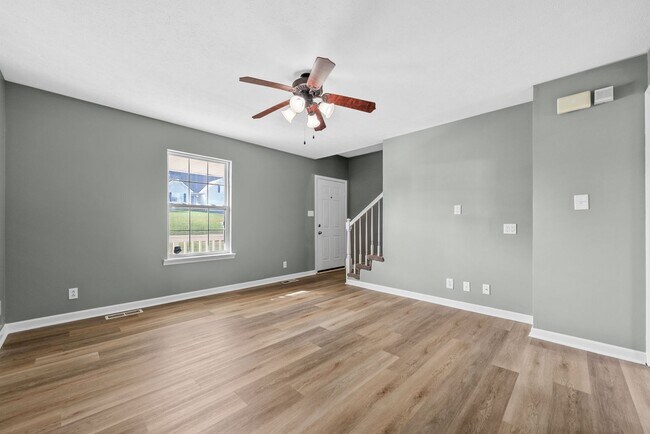 Building Photo - 3 Bedroom Pet Friendly Home For Rent Near Post!