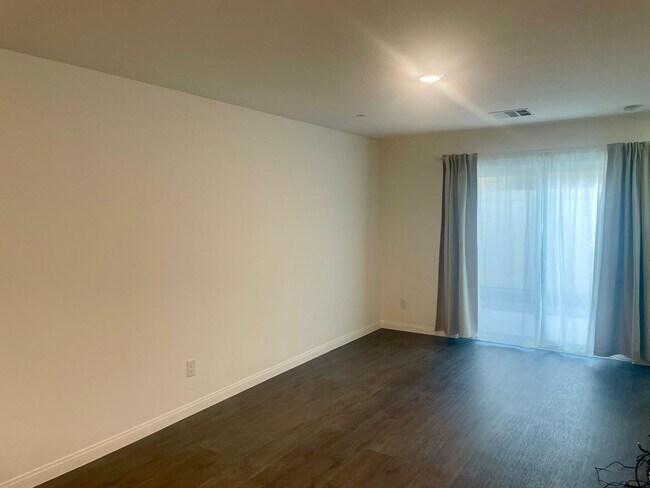 Building Photo - 3 bed 2 bath 2 car garage Townhome "On the Strip" South Las Vegas Blvd