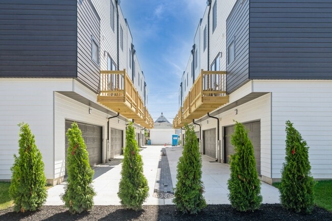 Building Photo - Forest Park - New Construction Luxury Townhomes!