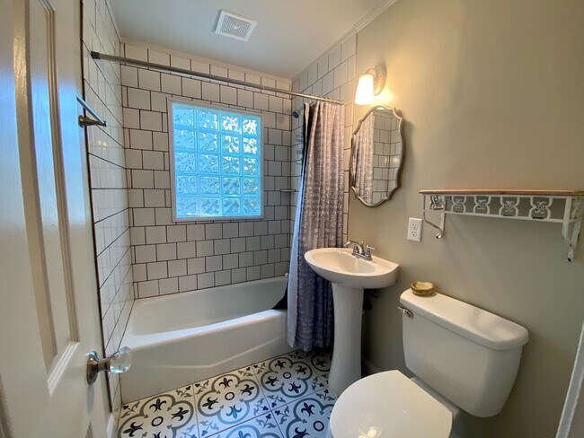 Building Photo - 595 Pinecrest Dr