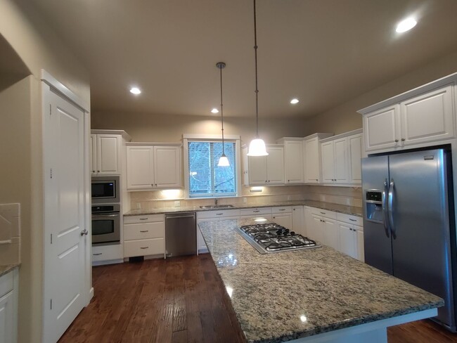 Building Photo - Stunning Renaissance Home, 5 bedroom 3 ful...